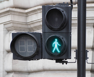 交通信号灯绿如果道路清楚就图片