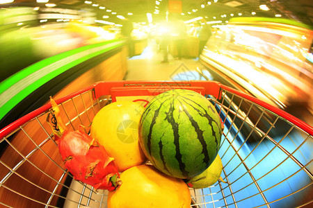 装满水果的购物车在超市里图片