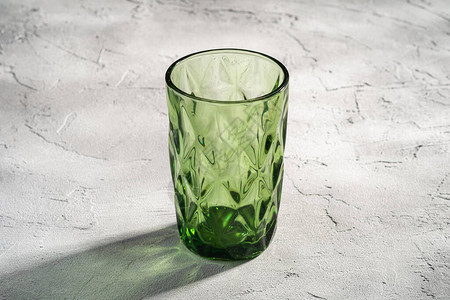 绿色玻璃几何杯图片