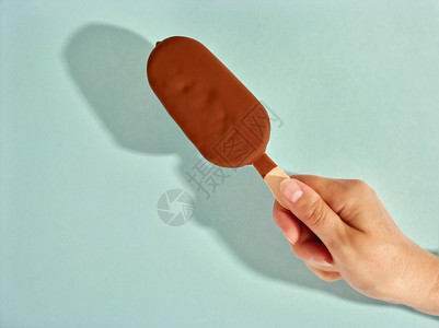 涂有巧克力的冰淇淋面贴蓝色图片