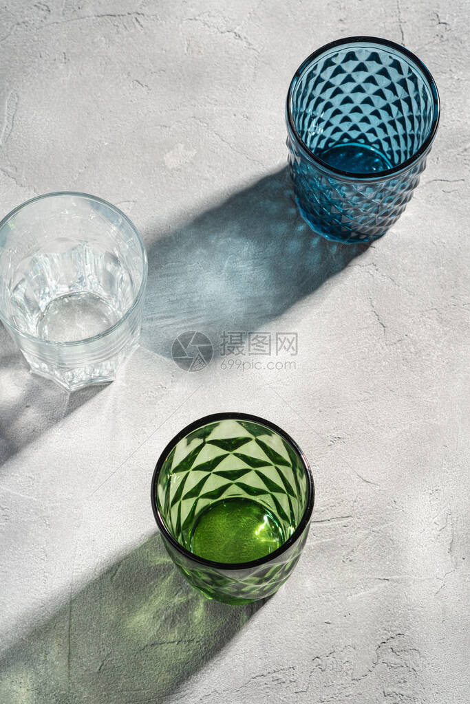 三个蓝色绿色和透明颜色的玻璃几何杯图片