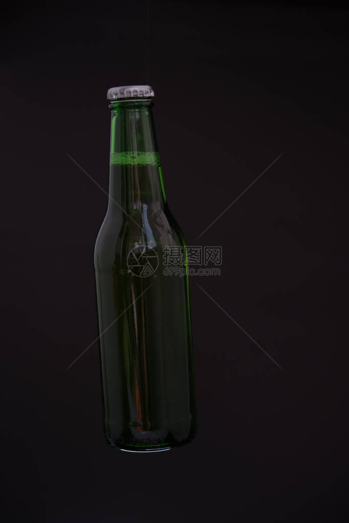 背景中的啤酒瓶图片