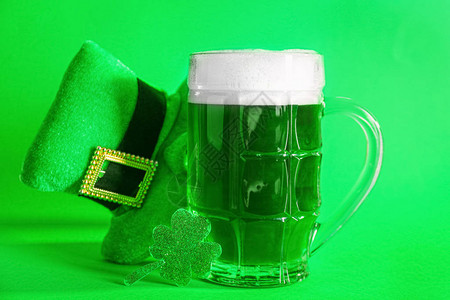圣帕特里克节绿啤酒的Mugue绿色啤酒和妖精帽图片