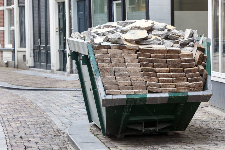 在荷兰Dordrecht停在清洁人行道上图片