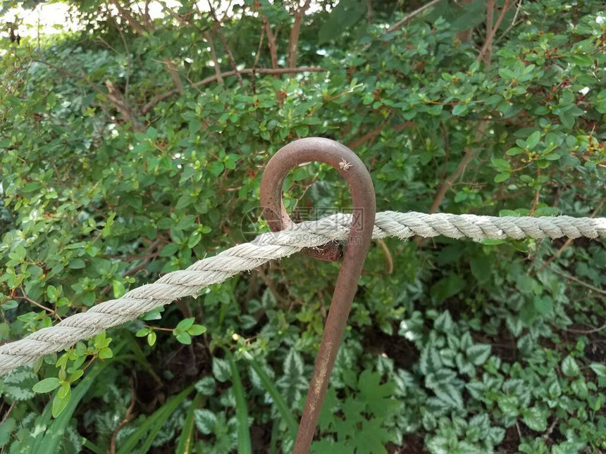 带钩或圆环的金属杆绳索图片