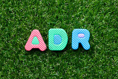 关于绿草背景的ADR减少不良药物反应单词Toy图片