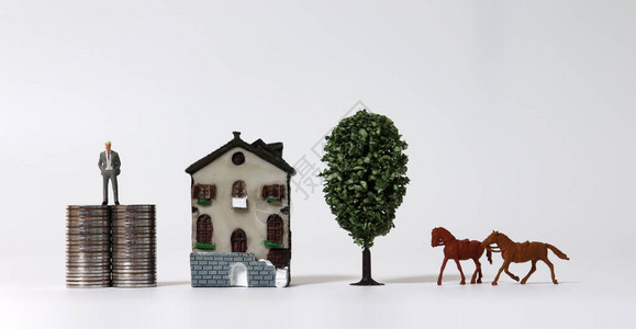 迷你房屋迷你树木和迷你马匹旁边的微型男子站图片