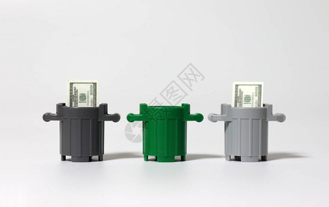 三个微型垃圾桶和一百元钞票图片