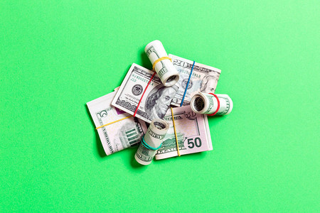 一百块钱的钞票贴上彩色背景商业概念顶端视图背景图片