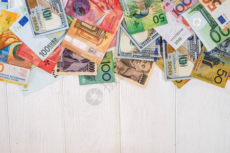 浅色木桌上扇形彩色国际钞票图片