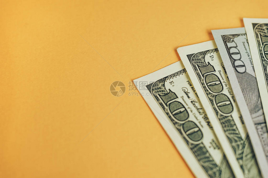 美元关闭概念美元在黄色背景下现金钱币图片