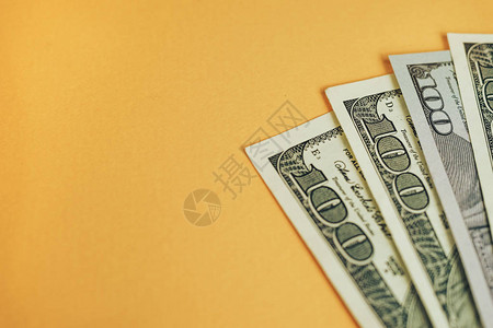 美元关闭概念美元在黄色背景下现金钱币图片