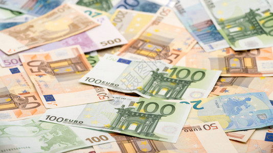 不同价值的欧元纸币一张百欧元的钞票现金背景真钞百收益不错发放工资图片