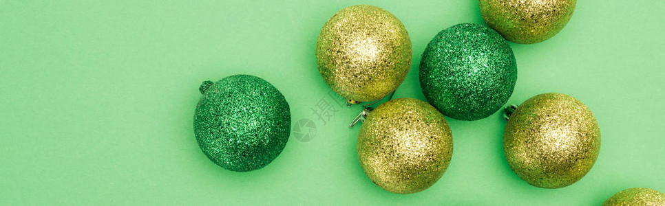 绿色背景上闪亮的圣诞小玩意的顶视图图片