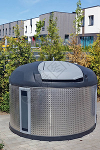 在一个城市街道上安装了一个新的大型现代不锈钢垃圾桶大规模生产日夏图片