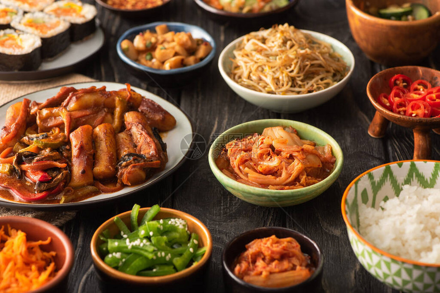 木制表面传统和美味的韩国菜有选图片