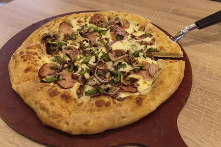 意大利披萨的木盘上图片