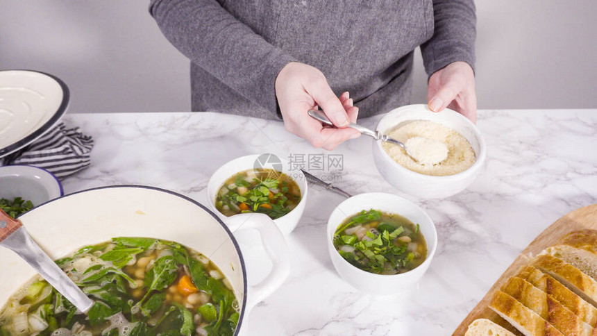 在白碗中供应素食白豆汤图片