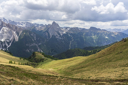 六月美丽的多洛米蒂山脉景观图片