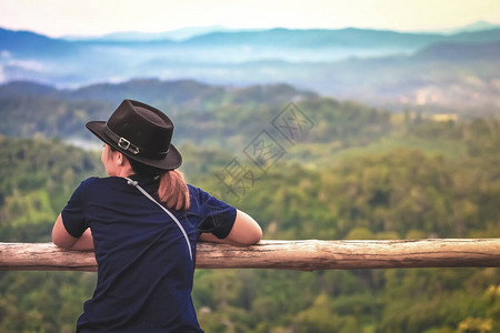 女旅行者在山上看雾图片