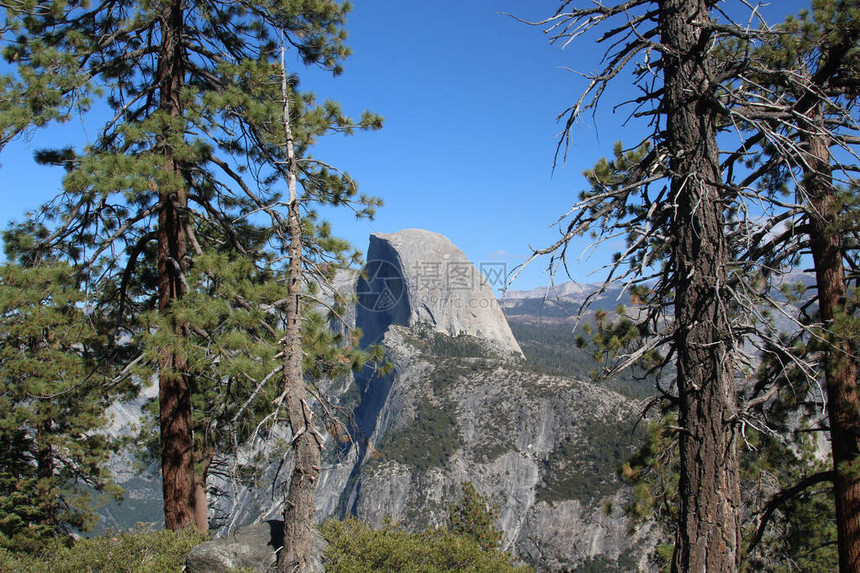 一个有Yosemite河谷半穹顶和高山等指挥风景的旁观者图片