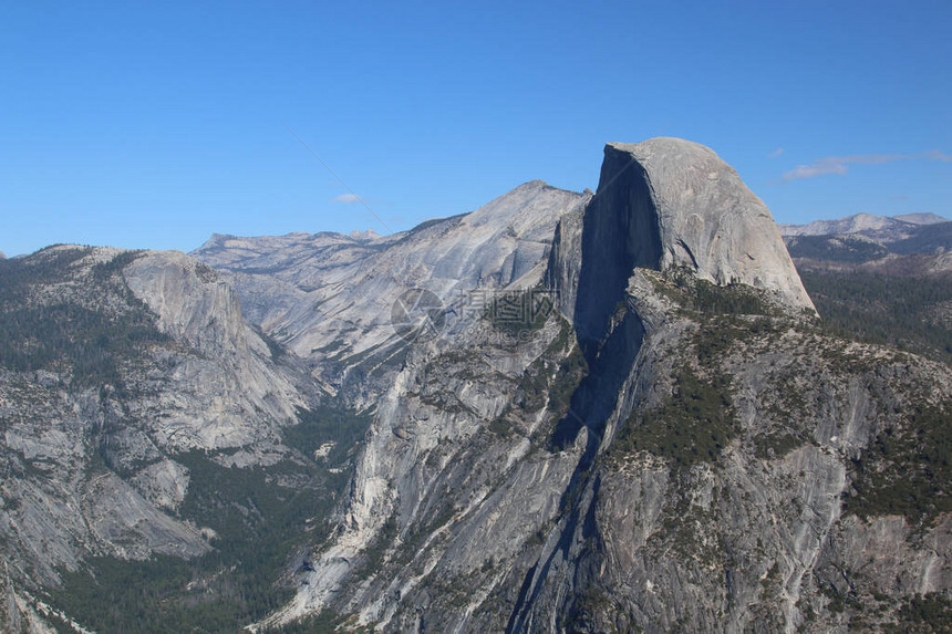 一个有Yosemite河谷半穹顶和高山等指挥风景的旁观者图片