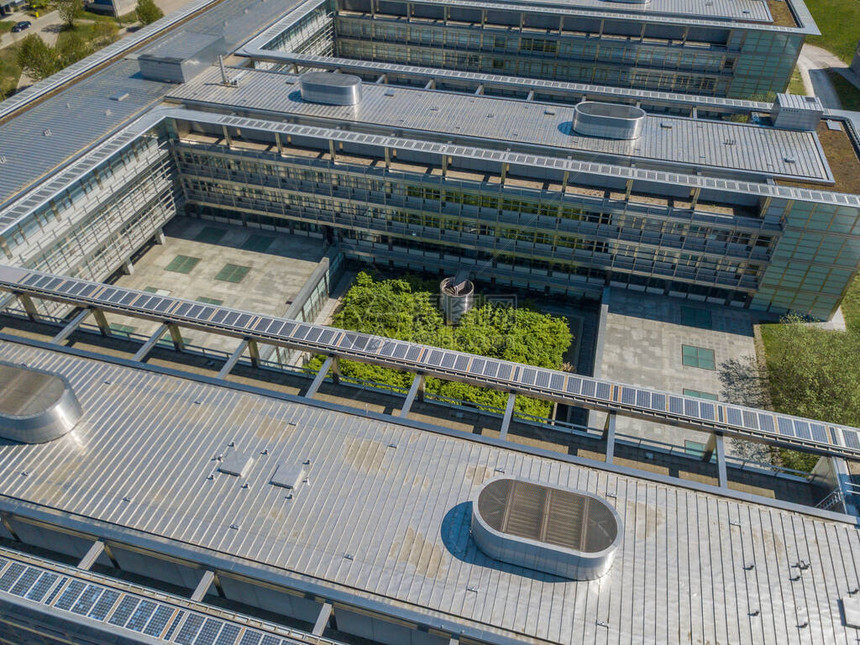 大学建筑屋顶和绿院的空中景象图片