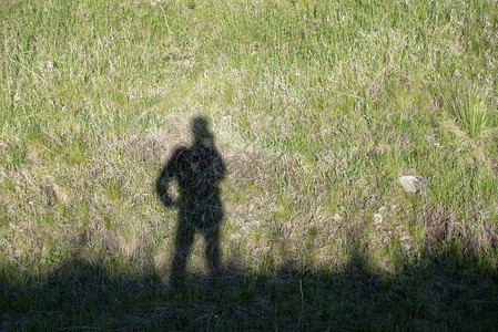 一个手放在下背上的男人的影子图片