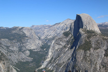 一个有Yosemite河谷半穹顶和高山等指挥风景的旁观者图片