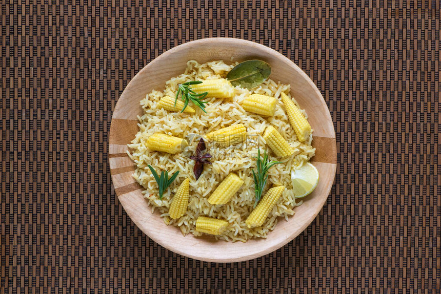 蔬菜比里亚尼和婴儿玉米辣椒小麦米印度食图片