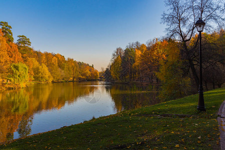 在莫斯科的秋天公园和池塘图片