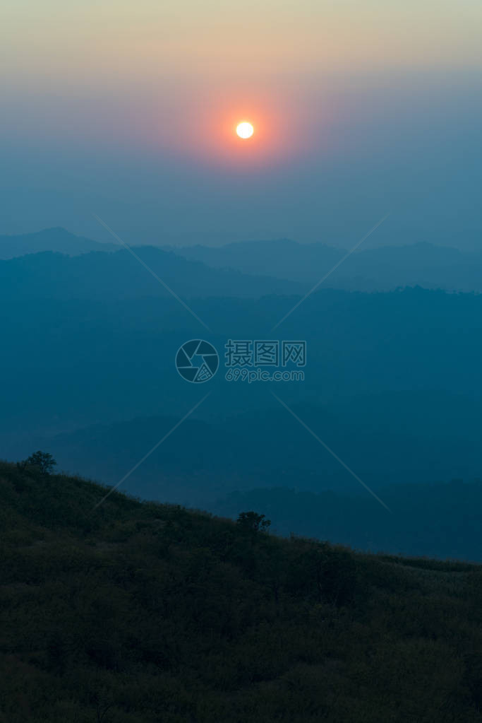 山间夕阳景观图片