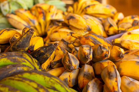 不同类型和种类的香蕉在亚洲超级市场红图片