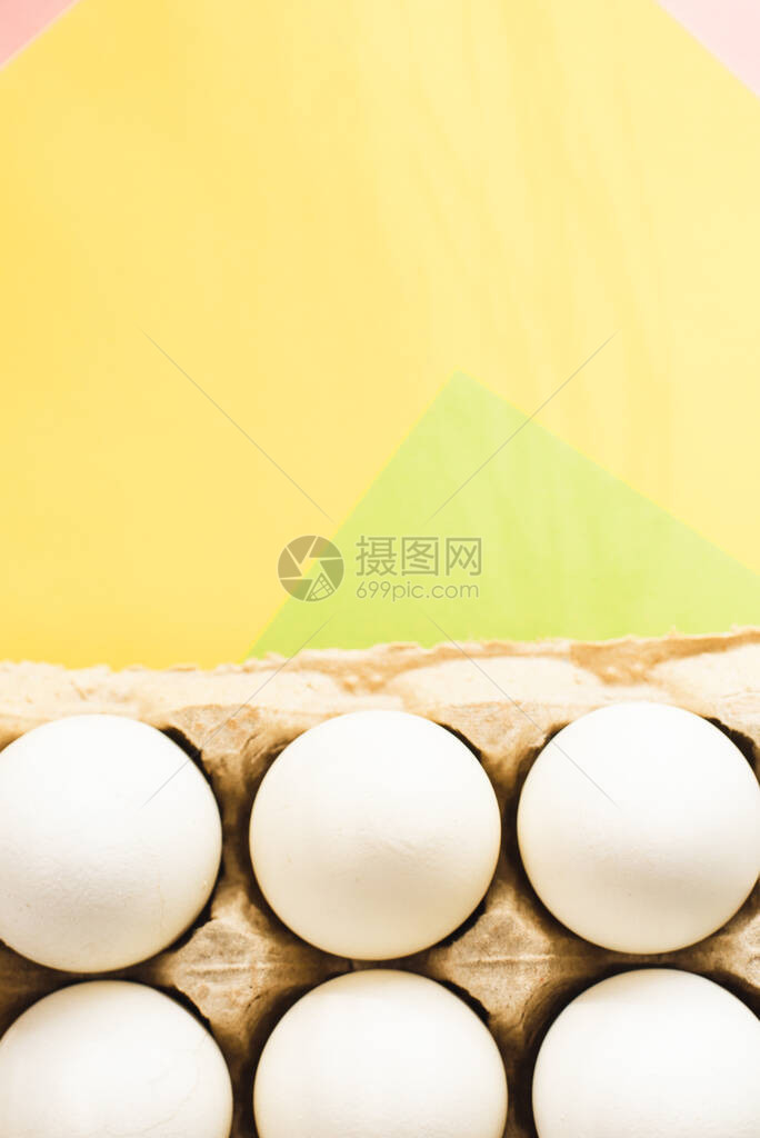 在彩色背景上打开鸡蛋盒中的白鸡蛋的顶部视图复制空间天然健康食品和有机农业理念图片