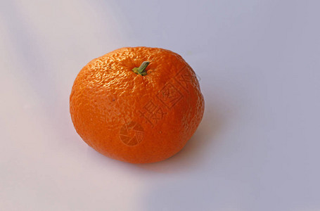 白色背景上的天然橘子图片