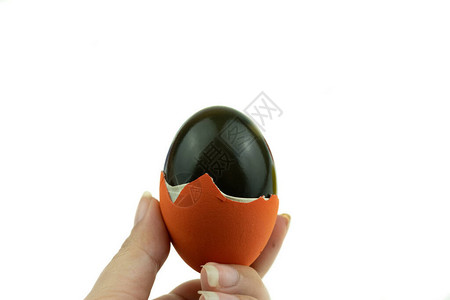 皮蛋或皮蛋是用生石灰浸泡的鸡蛋图片