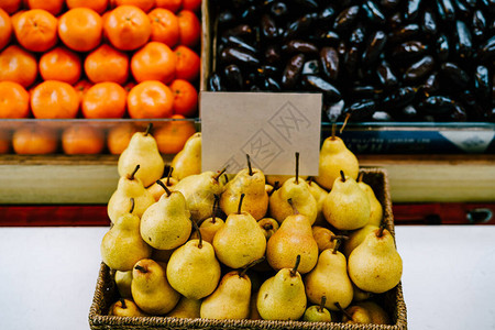 市场上一盒梨子图片