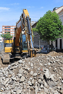 挖掘机在道路建设中工作图片