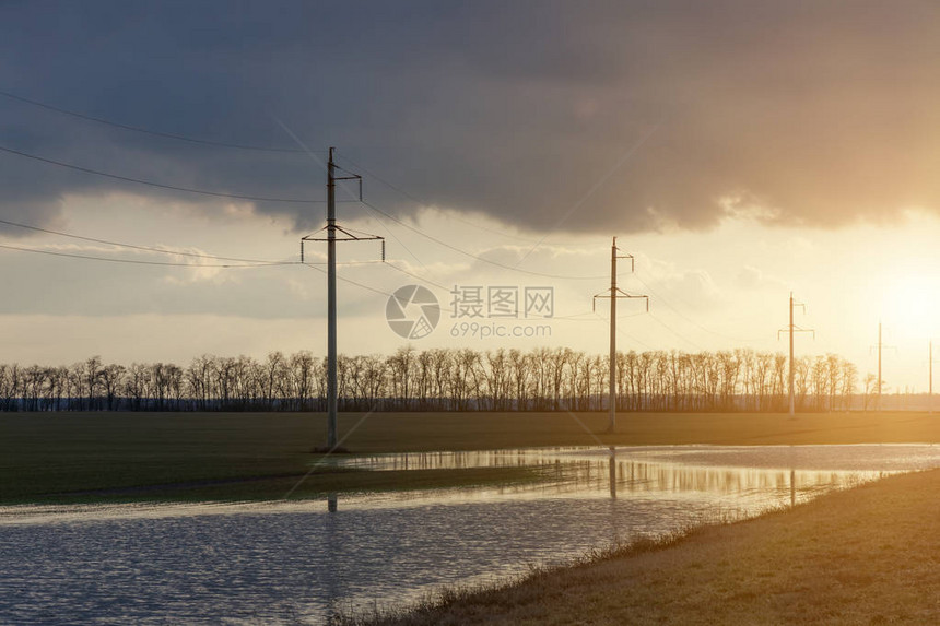 沿公路和绿地沿线的电力线春初图片