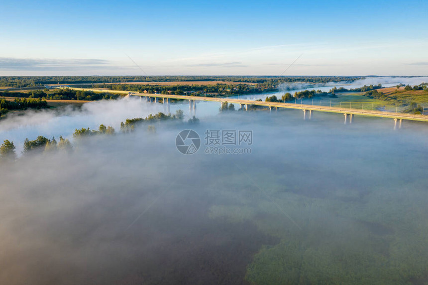 清晨风景福吉河黎明雾中河谷日出图片