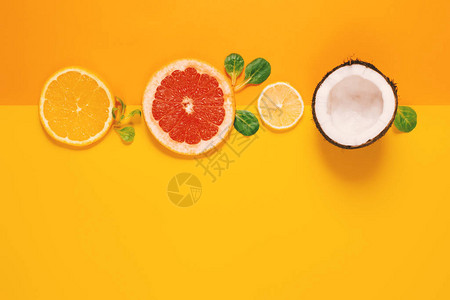 黄色背景中水果橙子柠檬和椰子的成分图片