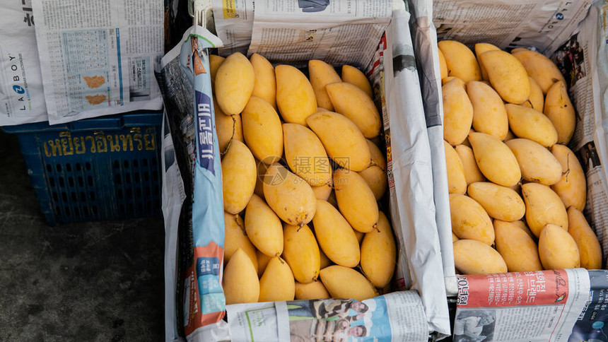 市场上出售的新鲜芒果图片