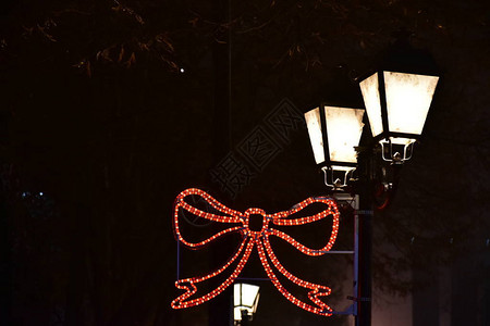 圣诞树和灯笼在晚上图片