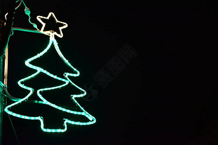 圣诞树和在晚上图片