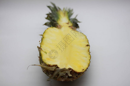 菠萝切成两半在白色背景下被隔离图片