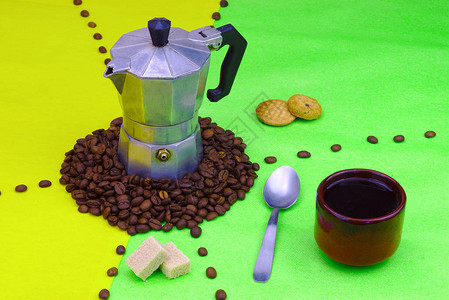 以绿色和黄色背景的意大利小型传统咖啡制造商为单位图片