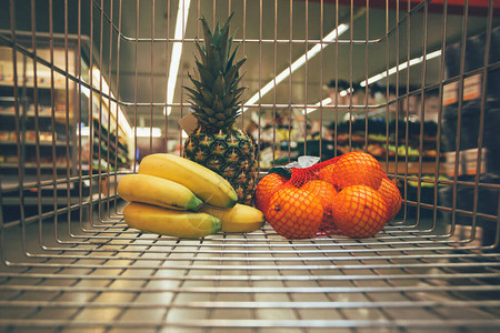 在超市买水果的车在杂货店买香蕉菠图片