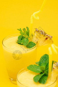 重新刷健康的菠萝冰淇淋饮料在杯子里装满黄图片