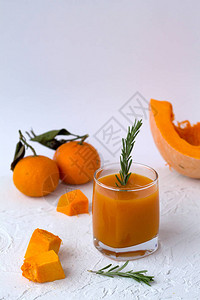橙子和一杯新鲜的南瓜汁图片