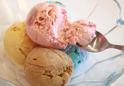 享受草莓冰淇淋的时间五勺冰淇淋之一图片